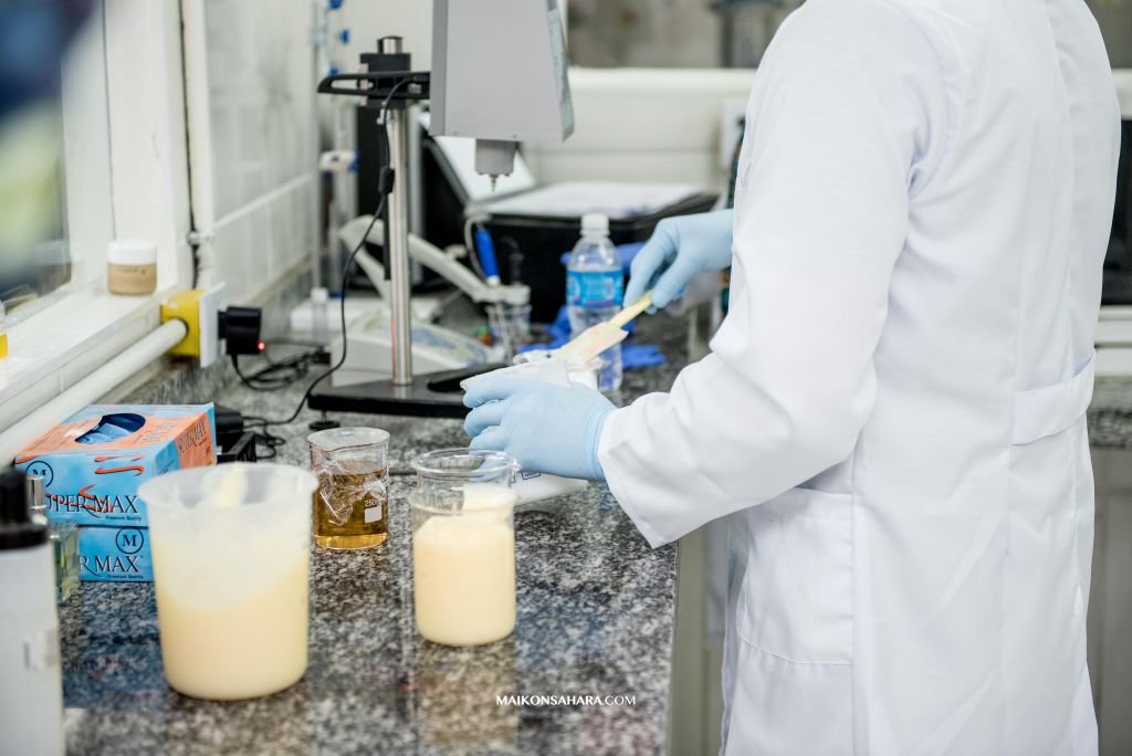 A imagem mostra um colaborador trabalhando no laboratório da Pack for You, uma parceira estratégica para ajudar empresas a validar uma ideia de cosmético.