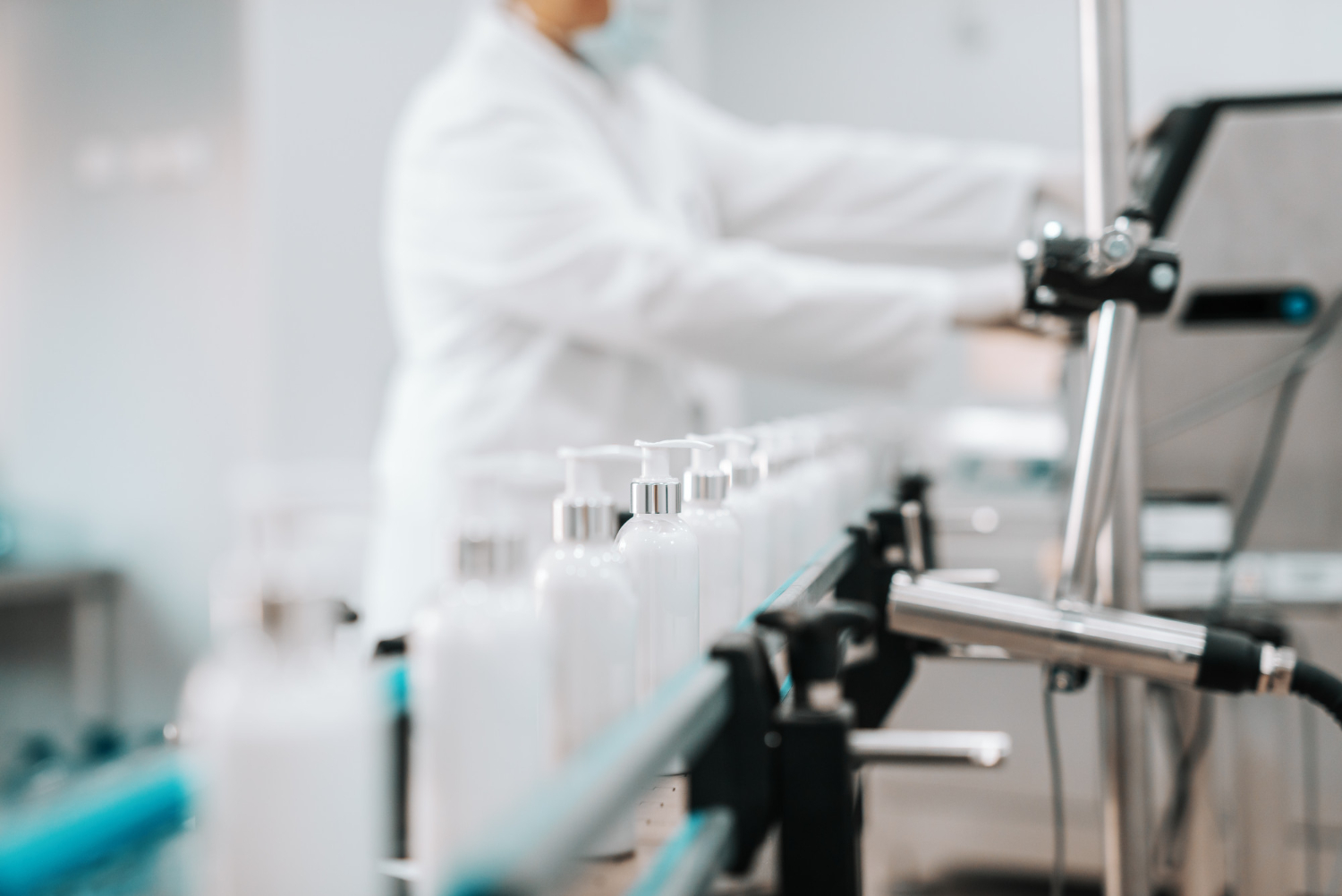 Terceirização de cosméticos x fabricação própria: quais as diferenças?